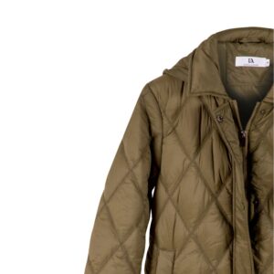 Parka Larga Invierno Elegante. Chaqueta larga y acolchada de color caqui, con capucha y patrón de rombos.