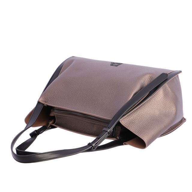 Set Dos Bolsos Versátiles. El Tote Bag perfecto para llevar tu portátil, documentos y más. Color bronce moderno y diseño texturizado resistente. Cierre seguro y estilo atemporal.