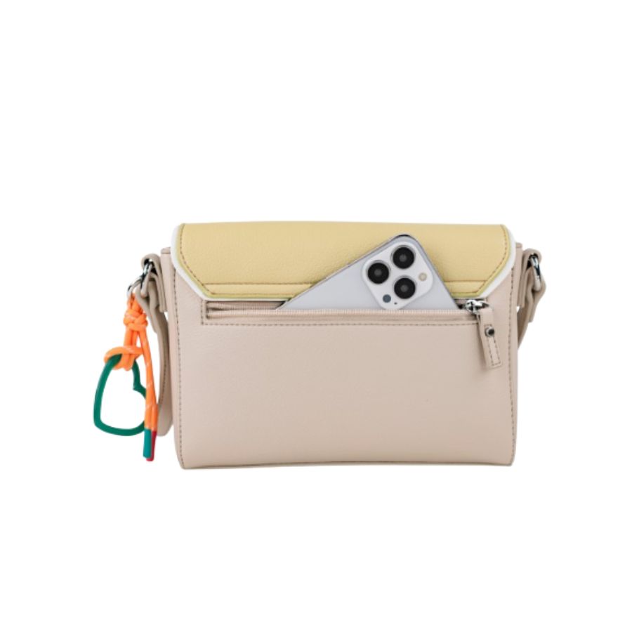 Bolso Bandolera Lois. Combina piel sintética suave con un panel frontal de efecto trenzado y ribetes en azul.