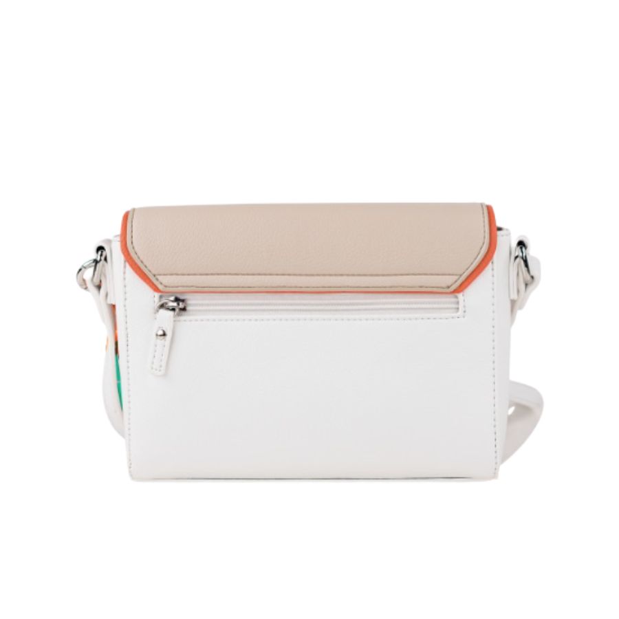 Bandolera Versátil Lois. Destaca por su exclusivo colgante de cuerda naranja y charm verde, aportando un toque de color único.