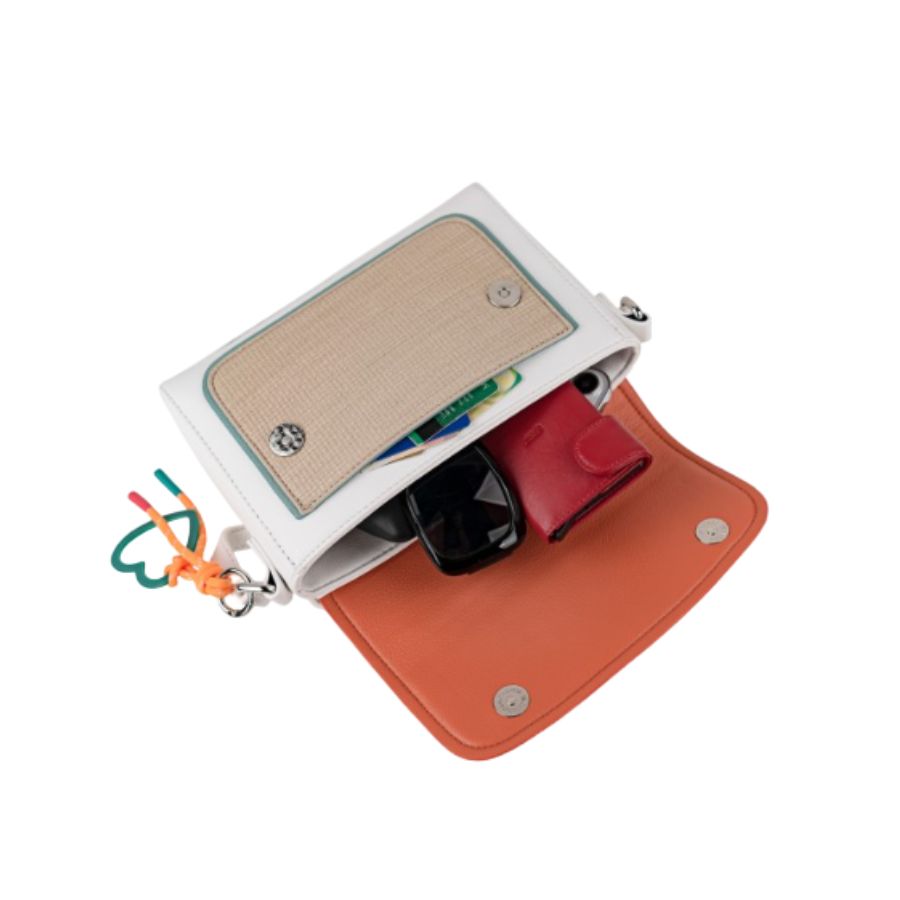 Bandolera Versátil Lois. Incluye un práctico compartimento exterior con cremallera para tener el smartphone siempre a mano.