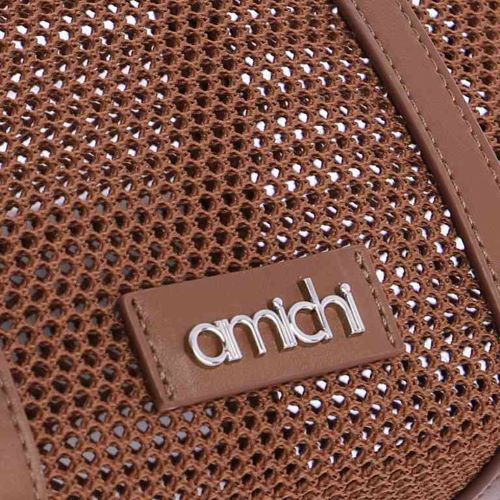 Bolso rejilla marrón mujer. El bolso marrón casual definitivo. Diseño de malla transpirable con acabados de alta calidad y logo metálico.