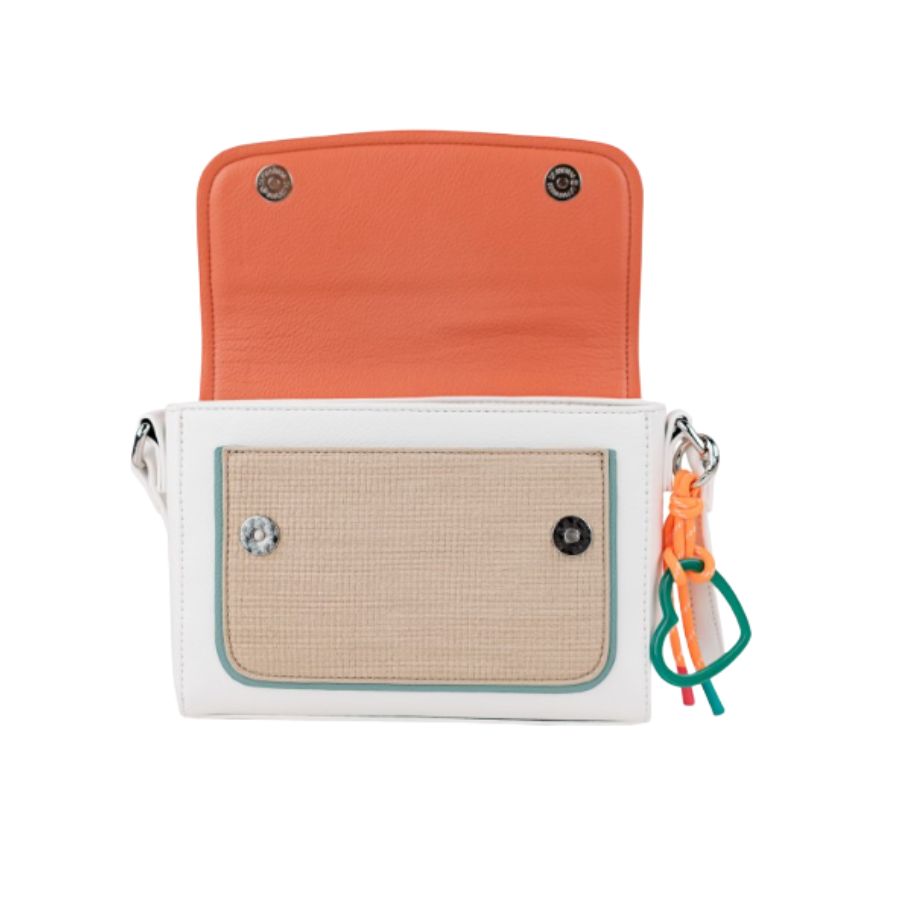 Bandolera Versátil Lois. Apertura cómoda y segura mediante solapa con dos imanes, ideal para proteger tus pertenencias.