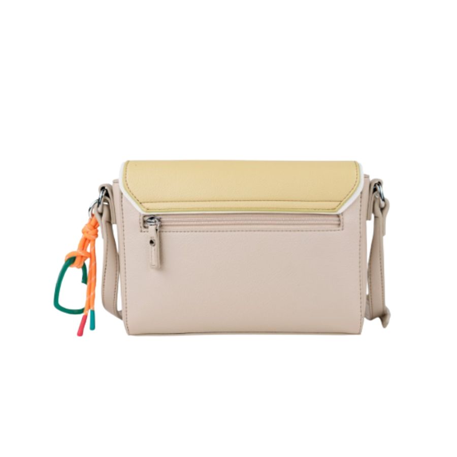 Bolso Bandolera Lois. Incluye un divertido colgante de cuerda multicolor y corazón verde para un toque juvenil.