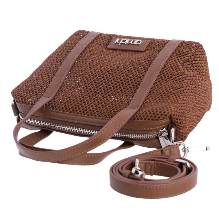 Bolso rejilla marrón mujer. Destaca con este bolso color cuero y su original textura calada. Espacioso para tus esenciales y muy ligero de llevar.