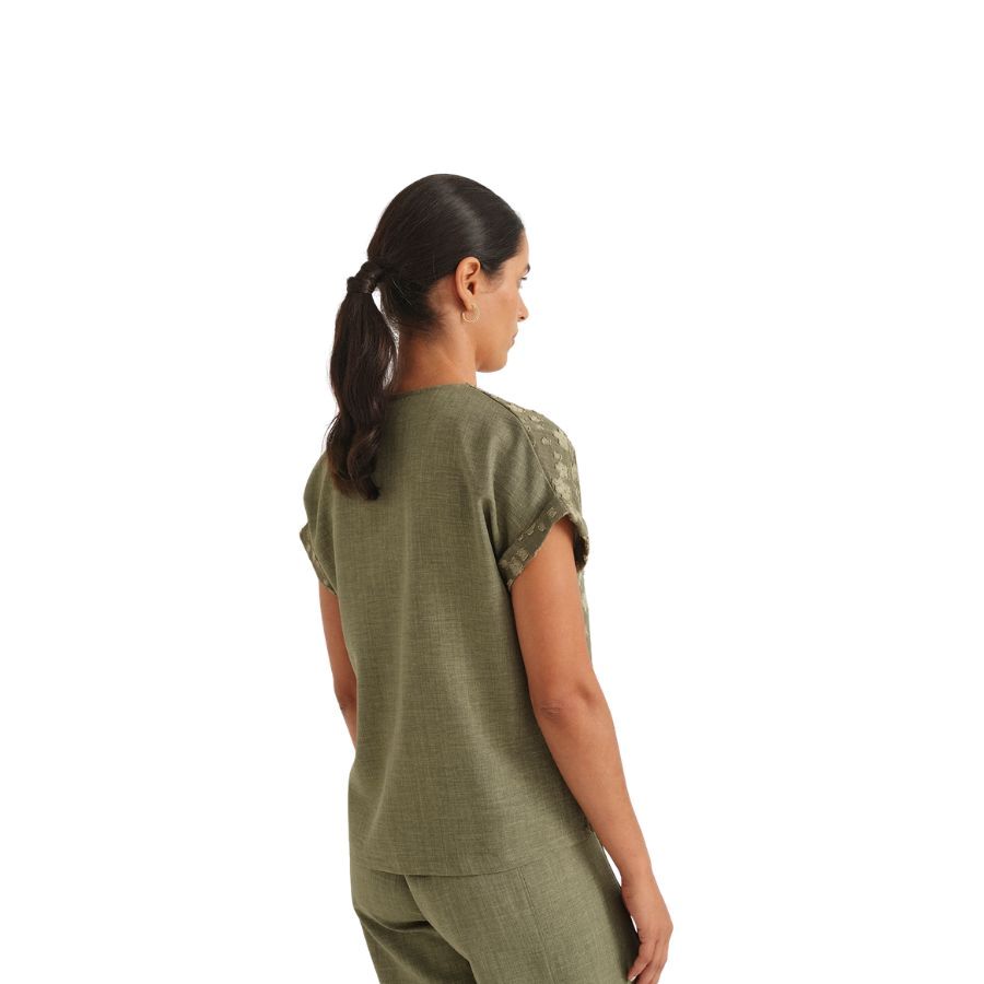 Blusa Verde Mujer Verano. Añade frescura a tu armario con esta blusa verde de Azay. Su tejido rústico con detalles en relieve la convierte en la aliada perfecta para tus outfits de temporada.