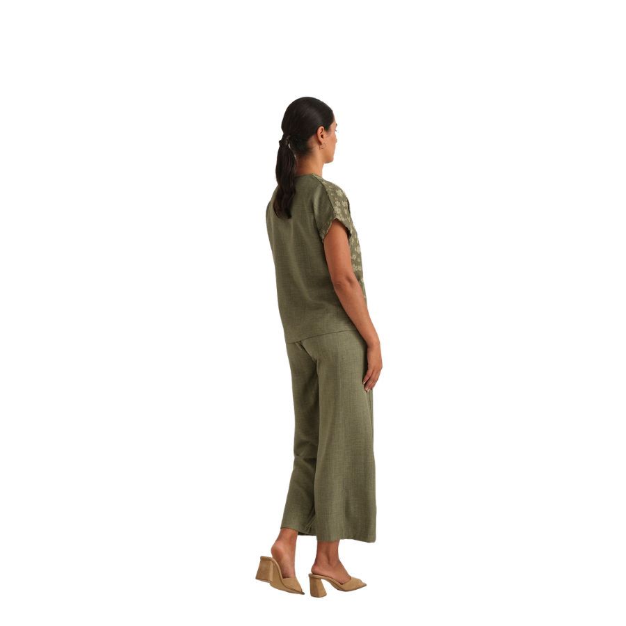 Blusa Verde Mujer Verano. Blusa fluida en tono verde oliva con delicado relieve floral. Presenta cuello en pico y manga corta japonesa, ideal para un look natural y sofisticado.