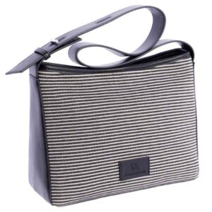 Bolso Bandolera Rayas Mujer. Bandolera de mujer con estampado de rayas náuticas y acabados en piel sintética negra. Ideal para un look casual de verano. Incluye asa ajustable y cierre de seguridad.