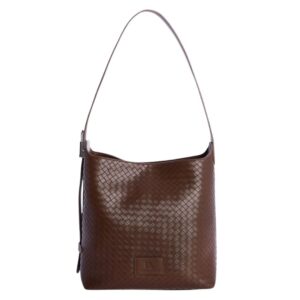 Bolso Marron Trenzado Mujer. Detalle de la hebilla plateada y el trenzado sintético de bolso Don Algodon color marrón.