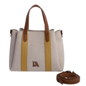 Bolso Tote Mujer Chic. Vista frontal de bolso tote de lona beige con bandas amarillas, asas marrones y logo metálico DA sobre fondo marfil.