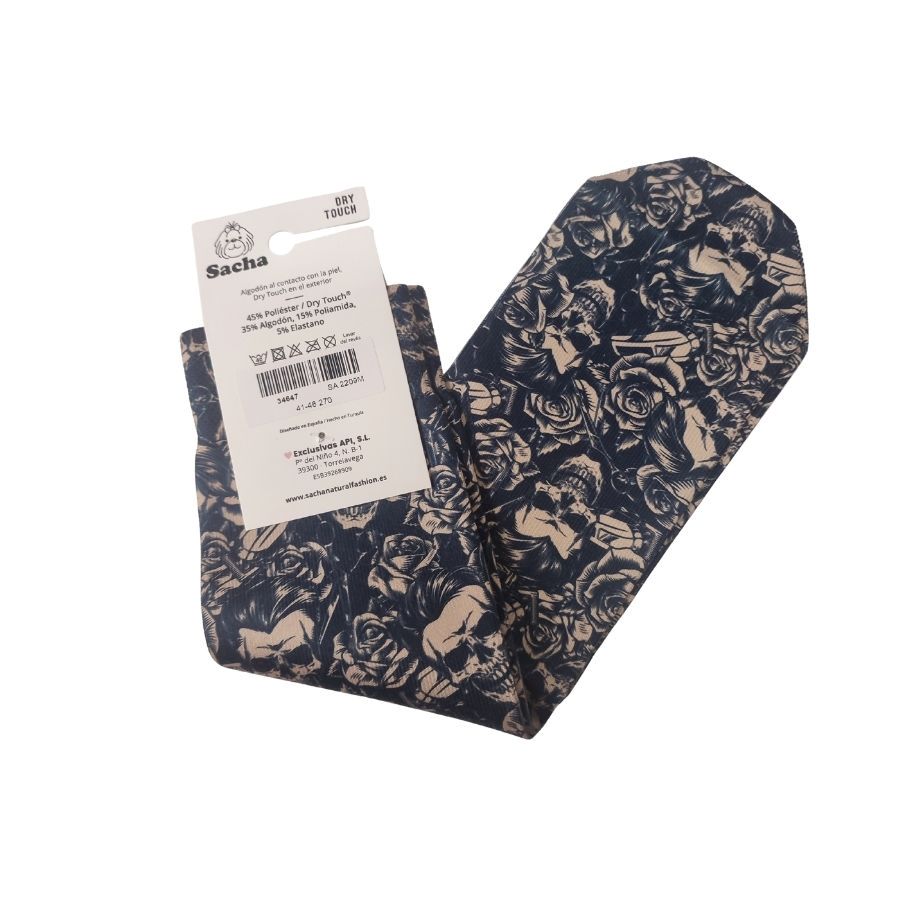 Calcetines Sacha Calaveras Rosas. Renueva tu stock de ropa y complementos con este modelo exclusivo de Sacha. Calcetines ergonómicos con fibras de alta calidad que mantienen su forma y diseño tras muchos lavados.