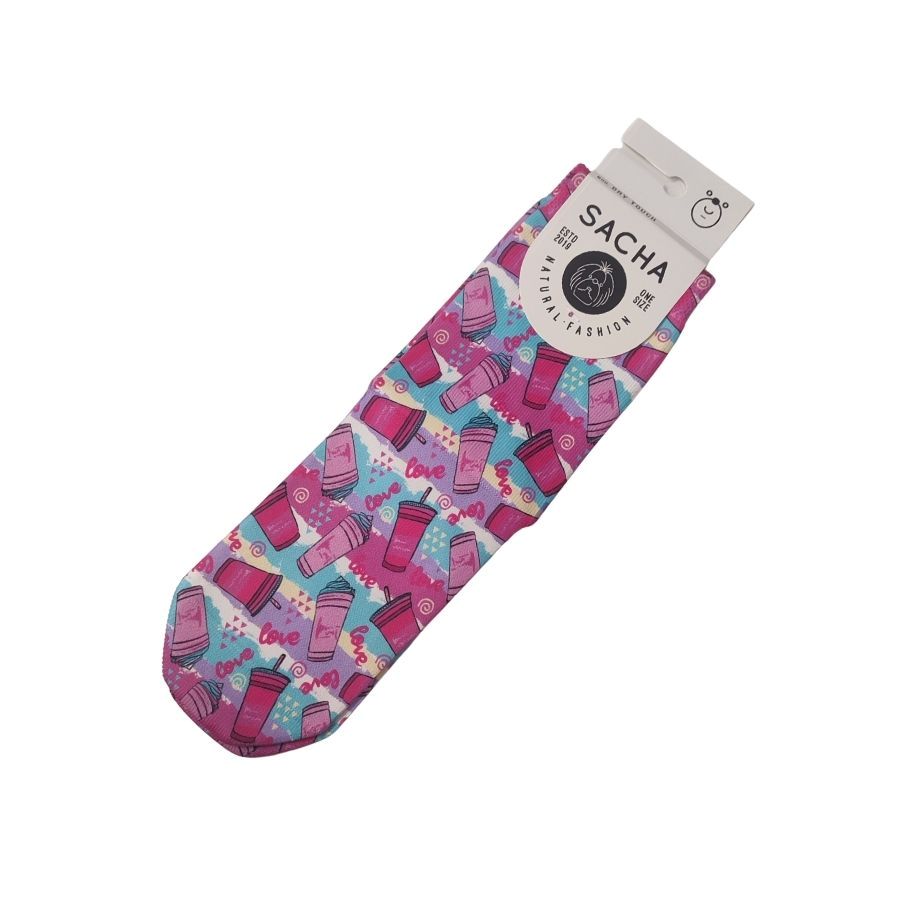 Calcetines Divertidos Bebidas Sacha. Los calcetines estampados que marcan tendencia en tonos rosa y azul. Son de talla única (37-41) y combinan algodón en el interior para mayor suavidad. Ideales como complemento de moda para un look alegre y juvenil.