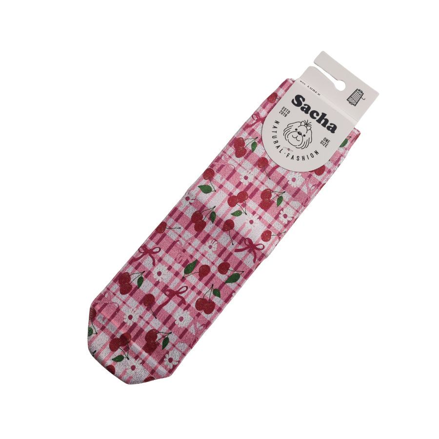 Calcetines Brillo Cerezas Cuadros. Dale un toque original a tus zapatos con estos calcetines de fantasía Sacha. Talla única adaptable, tejido elástico con detalles de lurex y diseño exclusivo de cerezas y flores sobre cuadros.