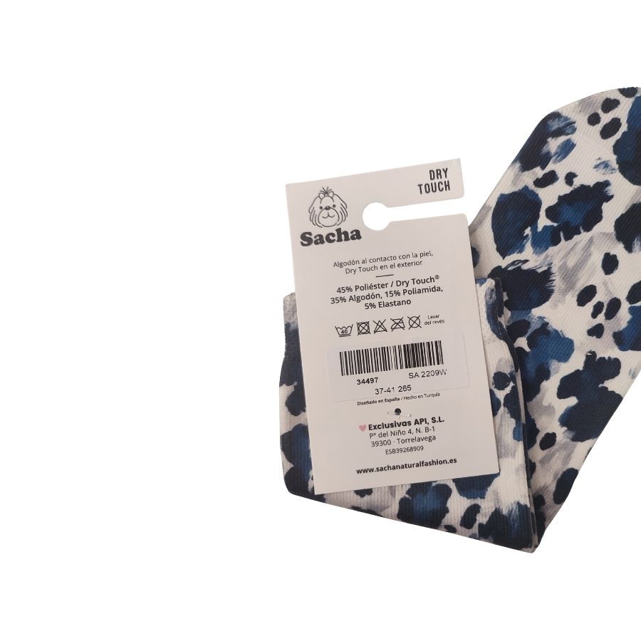 Calcetines Mujer Animal Print. Dale un toque sofisticado a tus pies con estos calcetines Sacha de manchas azules y grises. Composición premium con tecnología antitranspirante que mantiene el pie seco. Ideales para combinar con looks casuales o deportivos.
