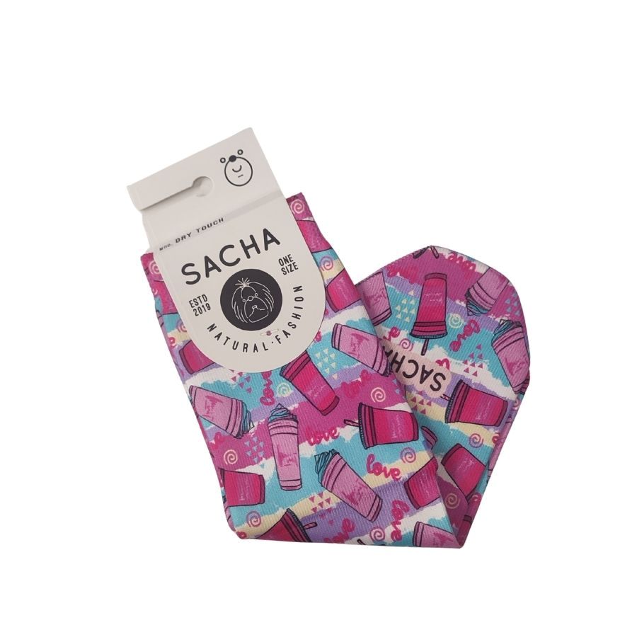 Calcetines Divertidos Bebidas Sacha. Dale un toque divertido a tus pies con estos calcetines Sacha con dibujos de batidos. Gracias a su tecnología de tacto seco exterior, mantienen la piel ventilada y cómoda. El accesorio de moda femenina más original de nuestra colección.