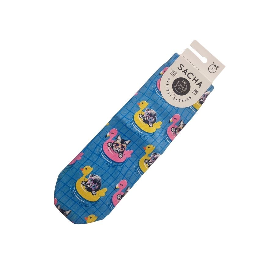 Calcetines Mujer Patitos Divertidos. Diviértete con estos calcetines Sacha para mujer con dibujos de patitos, perros y gatos en flotadores. Su diseño original combina algodón al contacto con la piel y tecnología de tacto seco exterior. El complemento de moda ideal para las amantes de los animales y el estilo alegre.