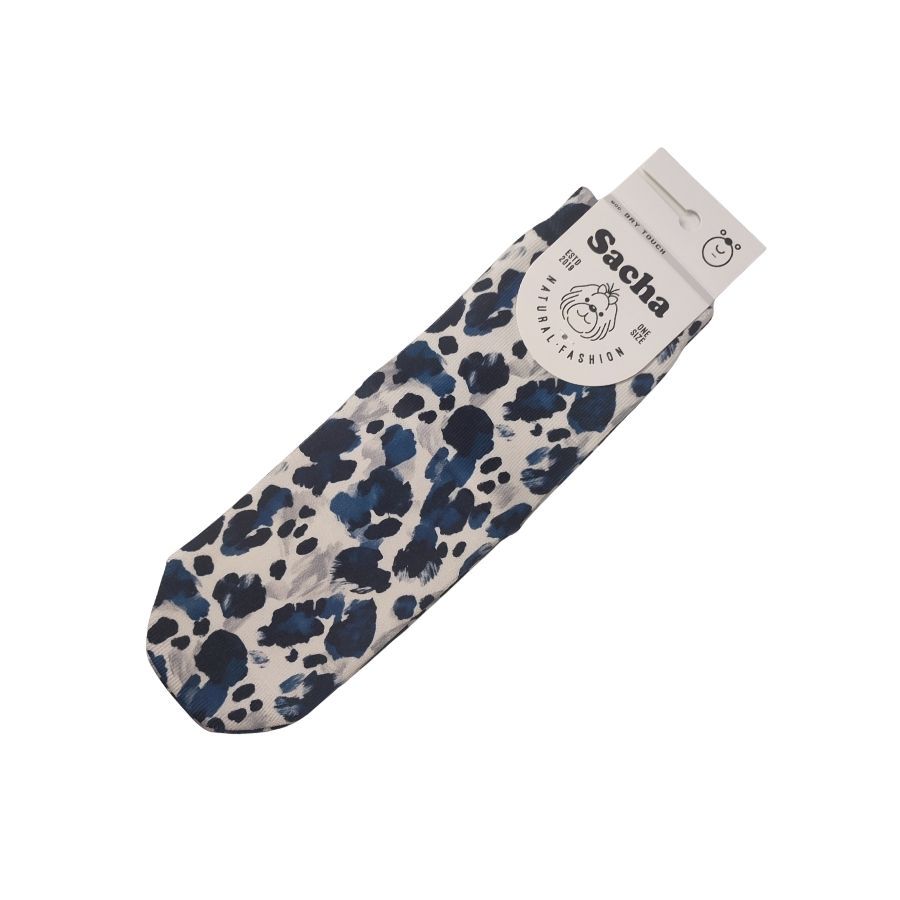 Calcetines Mujer Animal Print. Calcetines de mujer con diseño artístico de manchas en tonos azules y grises. Fabricados con tecnología Dry Touch para máxima transpirabilidad y confort. Un accesorio de Sacha Natural Fashion exclusivo, moderno y suave.