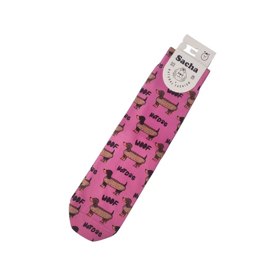 Calcetines Divertidos Hombre Rosa. Calcetines de hombre con original estampado de perros salchicha sobre fondo rosa. Un diseño divertido que combina moda y humor, ideal para quienes buscan calcetines con dibujos únicos y atrevidos.