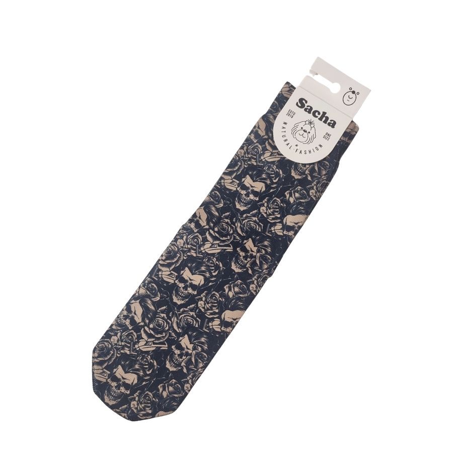 Calcetines Sacha Calaveras Rosas. Calcetines con estampado de calaveras y rosas en tonos crema y negro. El complemento de moda perfecto para quienes buscan un estilo audaz, combinando rebeldía y elegancia en talla única.