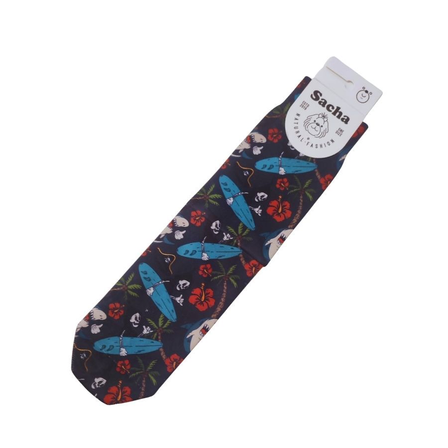 Calcetines Surf Hombre Originales. Calcetines con estampado de tiburones surfistas y flores hawaianas. El complemento de moda ideal para un look atrevido, combinando originalidad y tendencia en talla única.