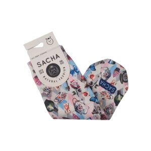 Calcetines Sacha Diseño Alicia. Combina estilo y bienestar con estos calcetines de marca Sacha. Su tejido técnico de tacto seco y su interior de algodón garantizan suavidad y durabilidad. Un accesorio de moda femenina con un estampado detallado y colorido que marca la diferencia en cualquier outfit.