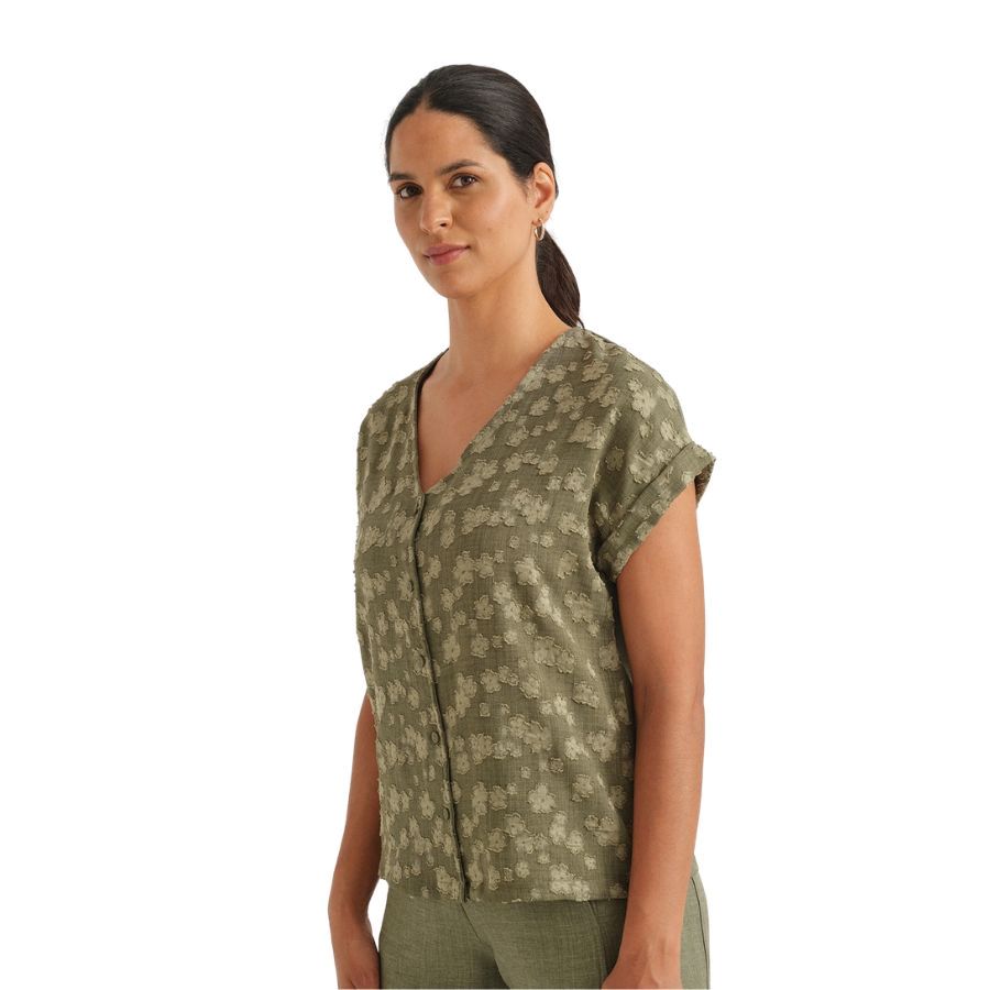 Blusa Verde Mujer Verano. Camisa ligera de color verde bosque con diseño de flores bordadas en el mismo tono. Una prenda fresca y versátil con aberturas laterales para mayor confort.