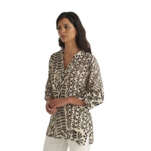 Blusa Mujer Casual Azay. Camisa larga de tacto suave con print inspirado en motivos tribales. Cuenta con escote en pico, botones funcionales en el puño para ajustar la manga y un corte muy favorecedor.