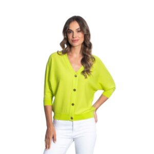 Chaqueta Mujer Punto Fino. Dale luz a tu look con esta chaqueta de punto en color lima vibrante. Presenta un diseño cómodo de manga francesa y cierre frontal con botones, ideal para combinar con tus prendas favoritas.