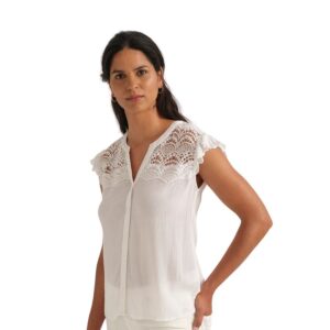 Blusa Mujer Blanca Romantica. Camisa blanca de tejido vaporoso con detalles de puntilla en el escote y espalda. Un básico femenino imprescindible para combinar con jeans.