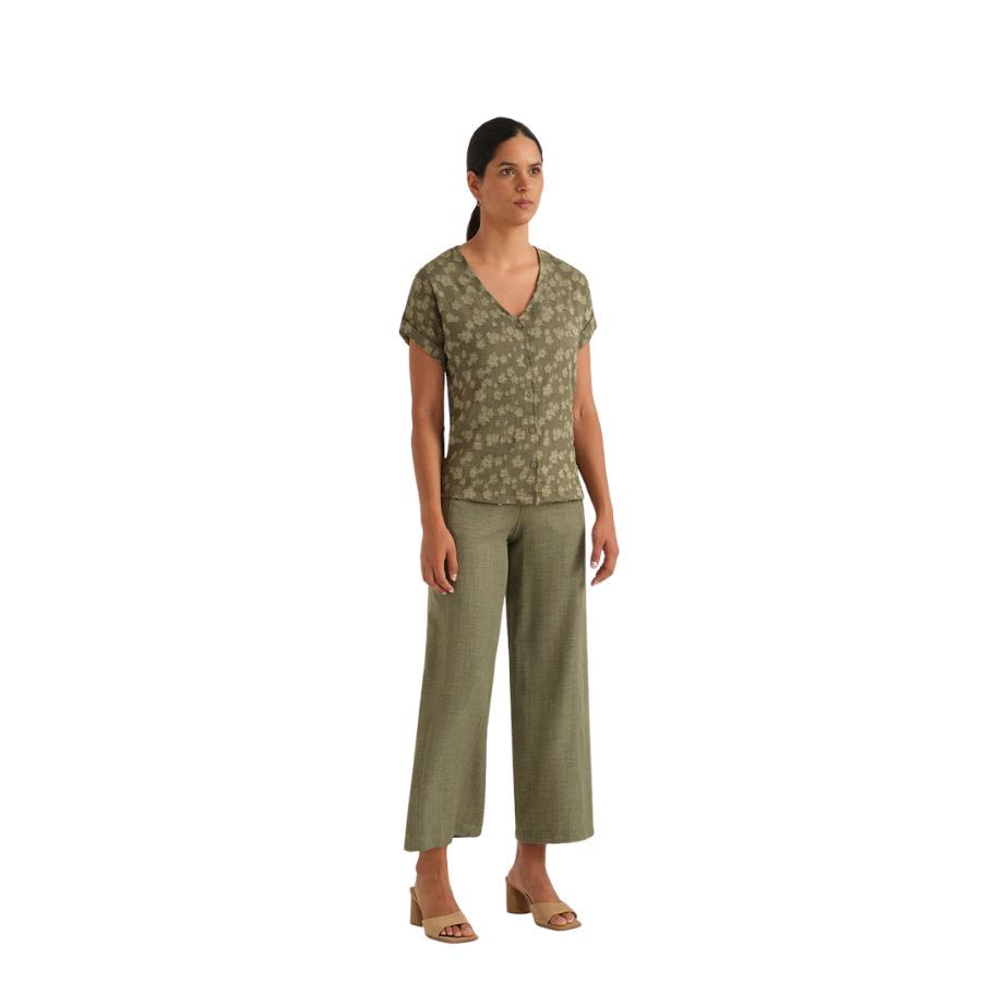 Blusa Verde Mujer Verano. Elegante top verde caqui confeccionado en tejido con efecto lino. Destaca por su cierre frontal de botones y su textura orgánica única de la colección Azay.