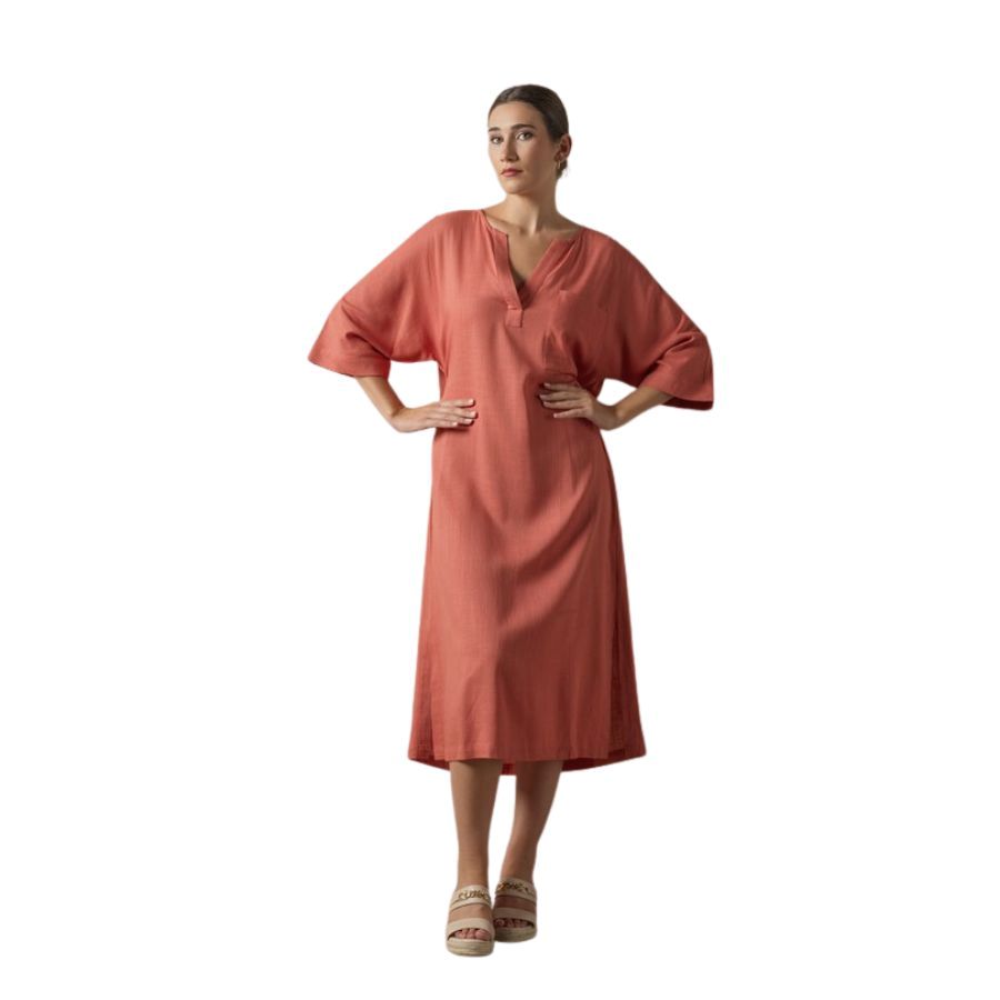 Vestido Coral Don Algodon. Vestido holgado DON ALGODON color coral vibrante. Incluye escote en pico, bolsillo frontal y manga corta con vuelta.