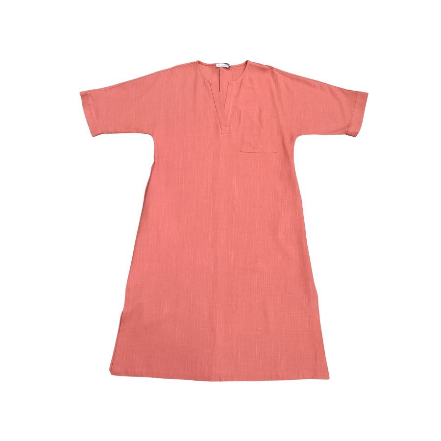 Vestido Coral Don Algodon. Vestido midi DON ALGODON en tono coral salmón. Corte recto y amplio para un look cómodo y veraniego de mujer.