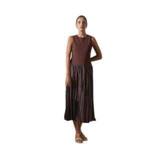 Vestido Marrón Midi Plisado. Vestido midi don algodon color chocolate con cuerpo de punto y falda plisada.