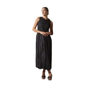 Vestido Negro Midi Plisado. Vestido midi don algodon negro con cuerpo de punto y falda plisada.
