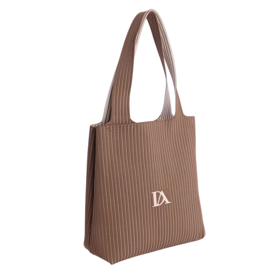 Bolso Hombro Ligero Mujer. Primer plano del logo Don Algodon sobre bolso bicolor marrón y beige estilo casual.