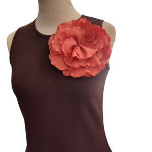 Broche flor artesanal coral. Maxi broche hecho de forma artesanal en Oviedo.