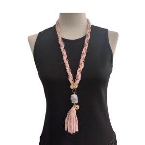 Collar Trenzado Rosa Mujer. Primer plano de collar rosa con acabados dorados premium. joya artesanal exclusiva e irrepetible. al ser un trabajo manual, cada unidad es única para asegurar la originalidad de tu complemento.