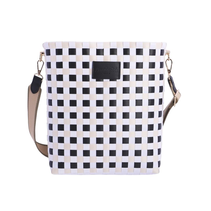 Bolso Bandolera Trenzado Amichi. Bandolera estilo capazo urbano amichi de gran capacidad con correa textil beige y acabados de polímero trenzado.