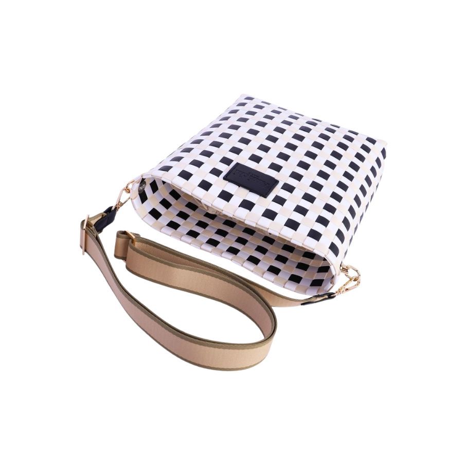 Bolso Bandolera Trenzado Amichi. Bolso bandolera mediano amichi con diseño trenzado geométrico tricolor y correa de tela ancha ajustable.