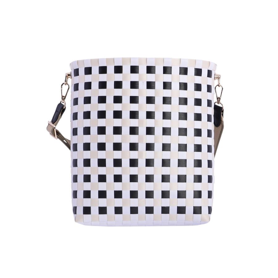 Bolso Bandolera Trenzado Amichi. Bolso saco bandolera amichi para mujer con patrón de ajedrez, herrajes dorados y parche con logotipo frontal.