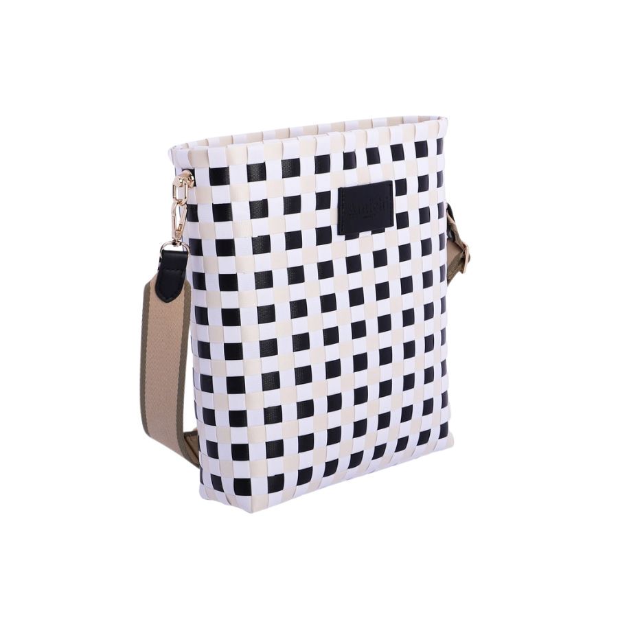 Bolso Bandolera Trenzado Amichi. Bolso tipo capazo bandolera marca amichi de cuadros negros, blancos y beige con cierre de saco interior.