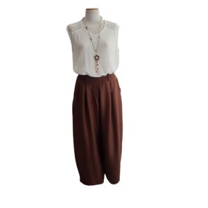 Pantalón culotte fluido marrón. Pantalón casual midi marrón perfecto para combinar con la blusa blanca de encaje de Enredando con Sara.