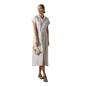 Vestido Rayas Don Algodon. Modelo luciendo vestido midi de rayas en tejido fresco de lino y rayón de DON ALGODON, ideal para verano, con detalle de botones frontales y manga corta.