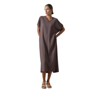 Vestido Marrón Cuello Pico. Vestido largo Don Algodon color marrón oscuro con bolsillos, confeccionado en lino, rayón y nylon con cuello en V.