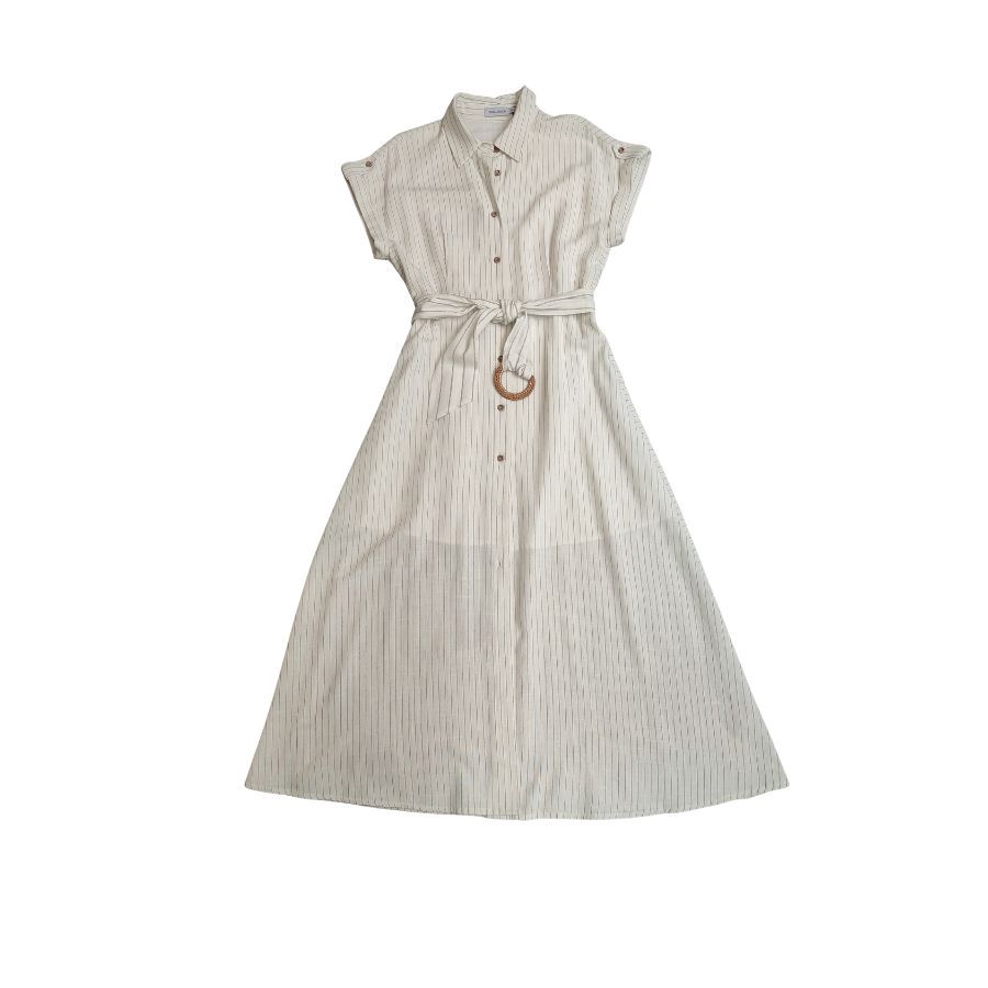 Vestido Rayas Don Algodon. Modelo luciendo vestido midi de rayas en tejido fresco de lino y rayón de DON ALGODON, ideal para verano, con detalle de botones frontales y manga corta.