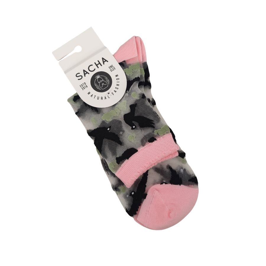 Calcetines Transparentes Fantasia Sacha. Elegantes calcetines transparentes de tul con siluetas de golondrinas y detalles en rosa suave. Un accesorio poético y sutil para tus outfits más especiales.