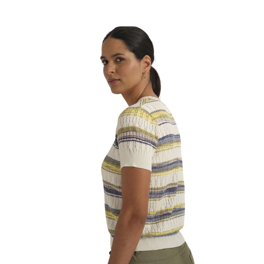 Camiseta Punto con Botones. Camiseta de punto de manga corta con rayas horizontales amarillas, verdes, azules y crudas