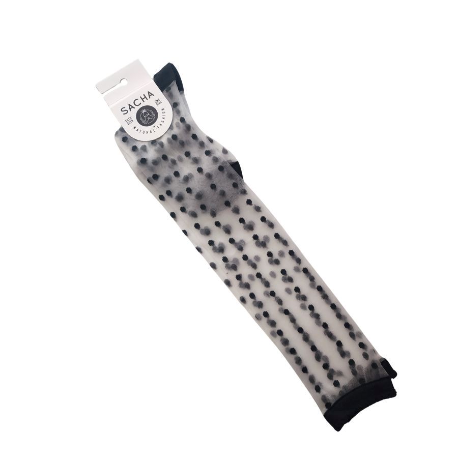 Minimedias Transparentes de Sacha. Minimedias altas de tul transparentes con clásico diseño de topos negros. Destacan por su elegancia atemporal y versatilidad, perfectas para combinar con zapatos de salón o mocasines.
