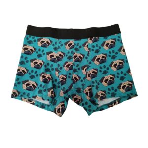 Bóxer Sacha Huellas Perros. Fondo turquesa llamativo repleto de simpáticas caritas de pug y pisadas de perro.