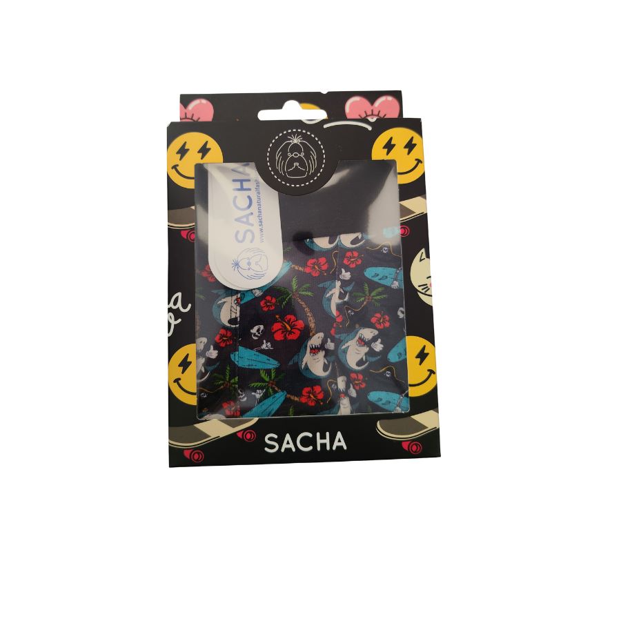 Bóxer Sacha Tiburones Surf. Divertido patrón oceánico con tablas de surf y tiburones, perfecto para un estilo fresco y relajado.